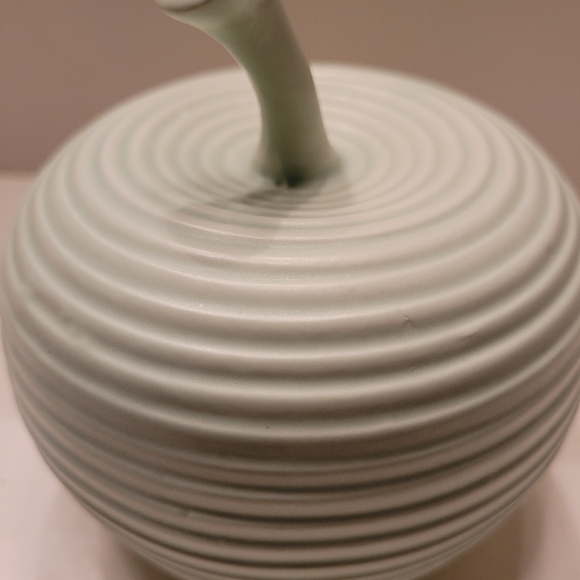 Turtleking Ceramic Ribbed Apple. - Picture 6 of 6